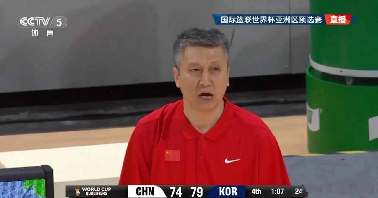 中国男篮主帅郭士强真是太昏庸无能了！在今天中国男篮主场迎战韩国男篮的比赛中，当时
