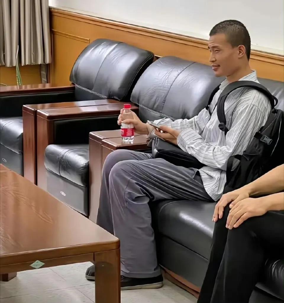 韦东奕的身体状况让很多网友担忧，校方也说了，每年都有体检，身体状况良好，牙齿是因