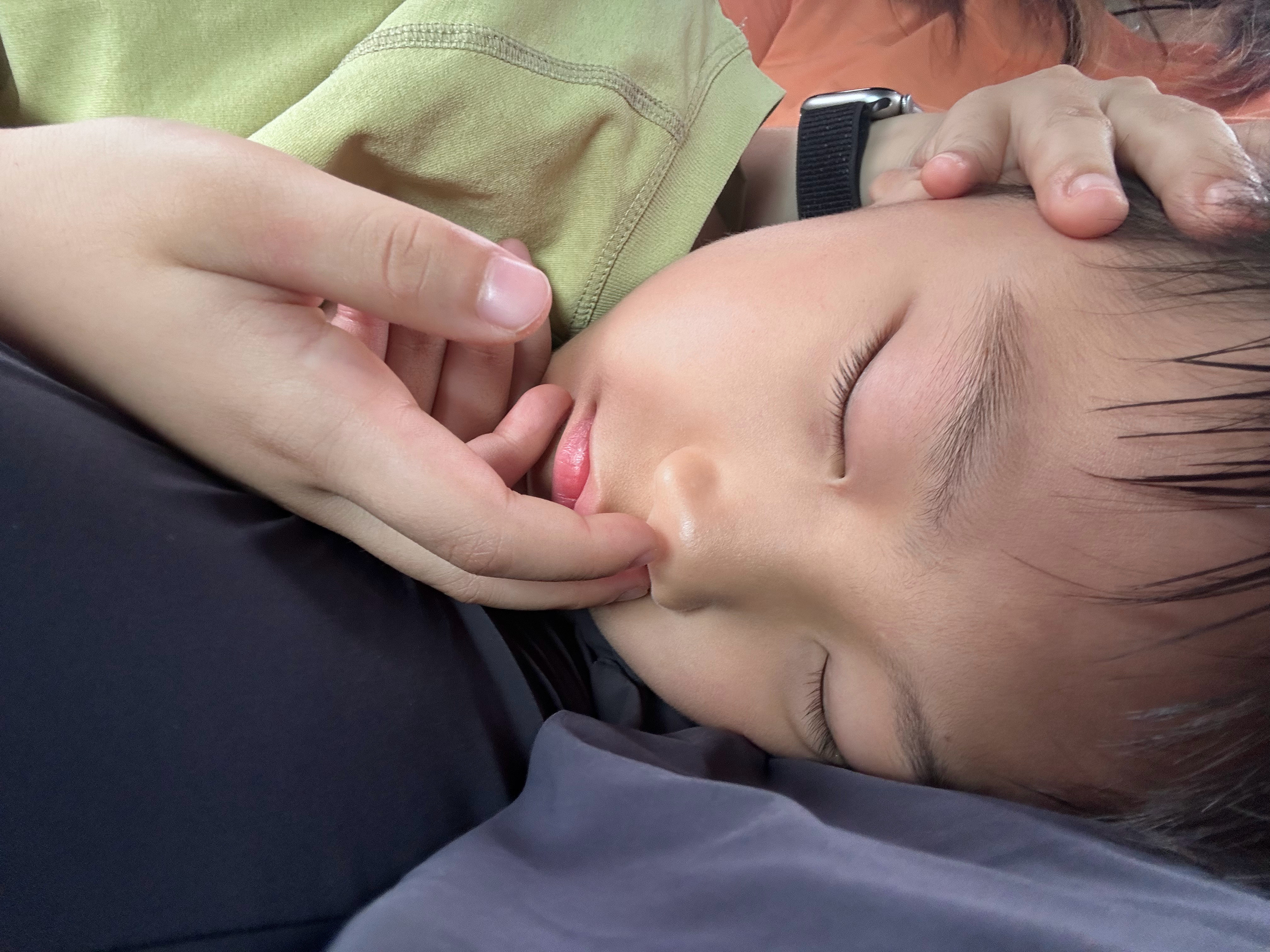 好搞笑打车去打球他用手指堵住鼻孔睡着了哈哈