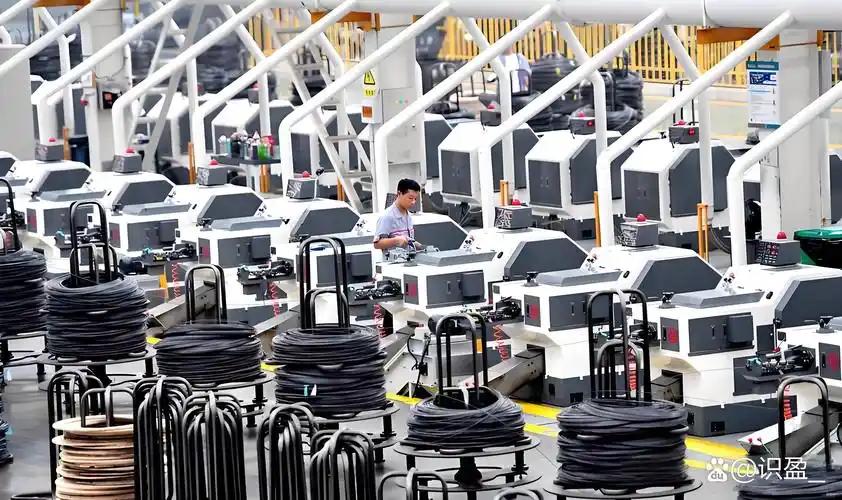 中国:实现工业化究竟有多难？非洲一座港口堆满矿石，南美一条铁路通向矿区，东南亚