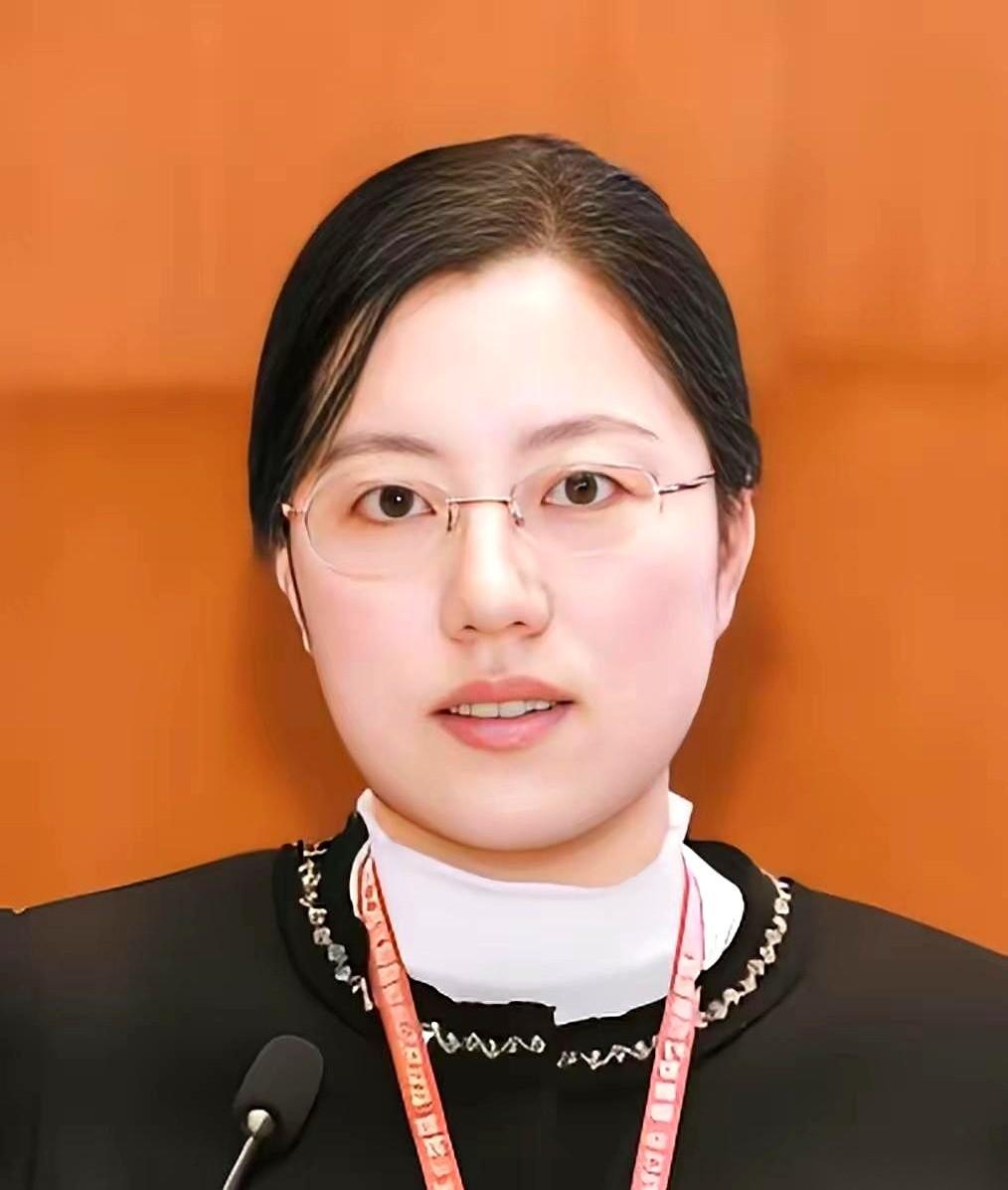 让情敌一辈子当不了亲妈，让前夫几十年如一日乖乖打钱。67岁的罗秀春，绝对算得上