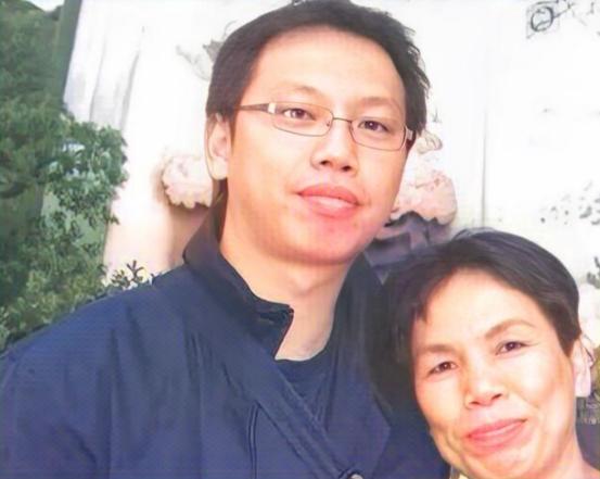 她曾是千万女老板。丈夫卷款跑路，她负债200万。2003年，她在雨夜的车库里发现