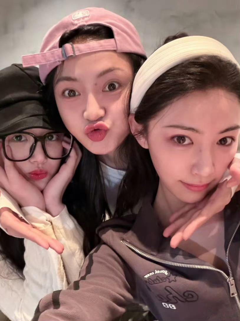 孔雪儿谢可寅许佳琪聚会三分之一The9闪现，我们折九团也是越来越好了，安崎在乘风