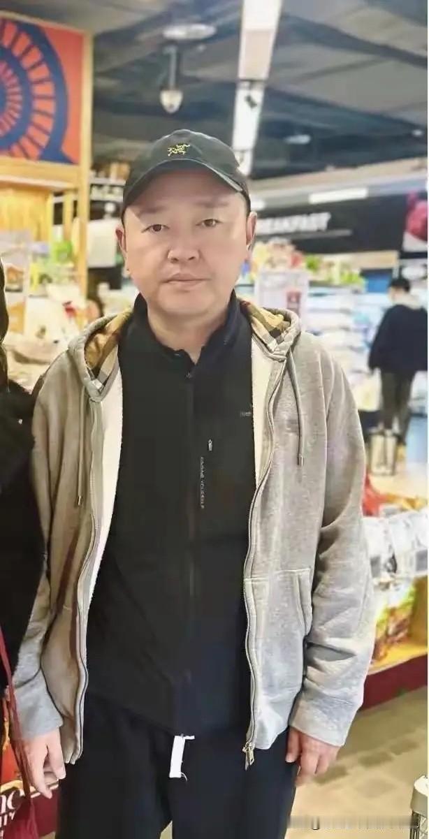 天呐！孔令辉现在居然变成这样了！有网友在四川偶遇他，说他老了不少，胖到快认不出来