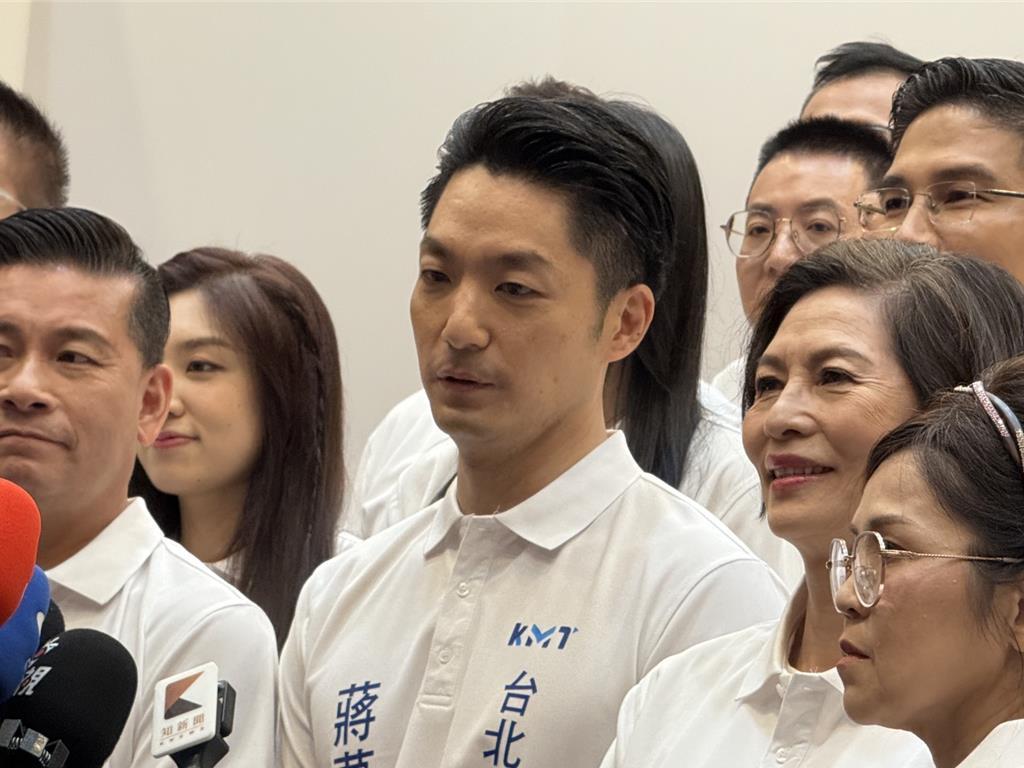 蒋万安呛“台独”谬论。台媒报道，台陆委会副主委梁文杰18日宣称凤梨释迦“台湾人