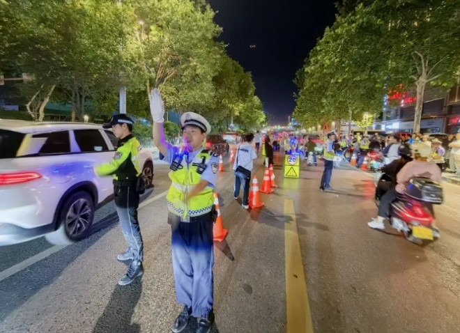 西安公安交警组织开展摩托车“飙车炸街”第二波次集中整治行动为进一步深化全市道路