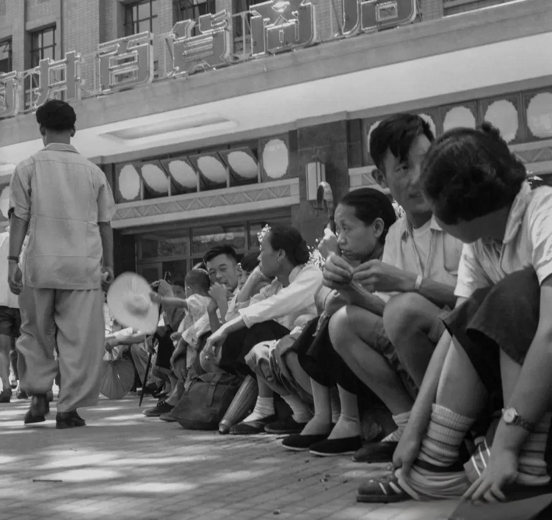 高清纪实70年前的王府井高端商场，这是开业第二年，门口排队，看衣着相貌来逛的大多