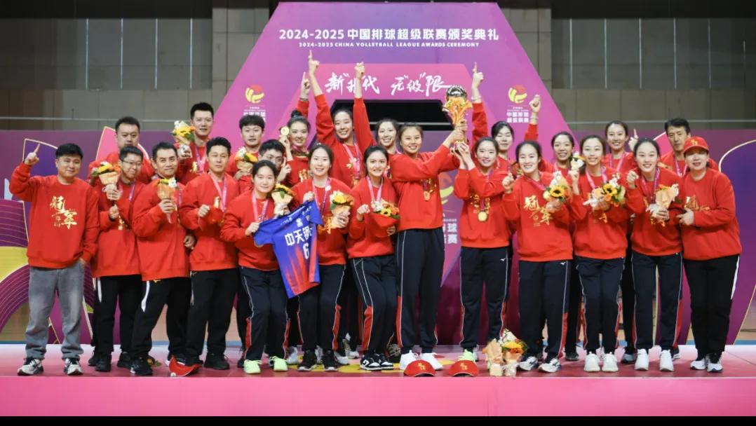 江苏女排：逐梦前行，绽放光芒在排球赛场的舞台上，江苏女排怀揣炽热梦想，奋勇拼搏