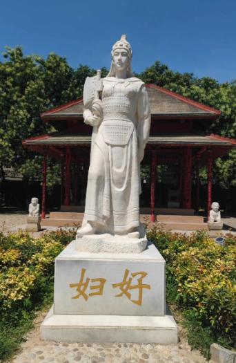 公元前1250年左右，一个女人站在商朝大军的最前方，身披铠甲，手持青铜大钺，身后