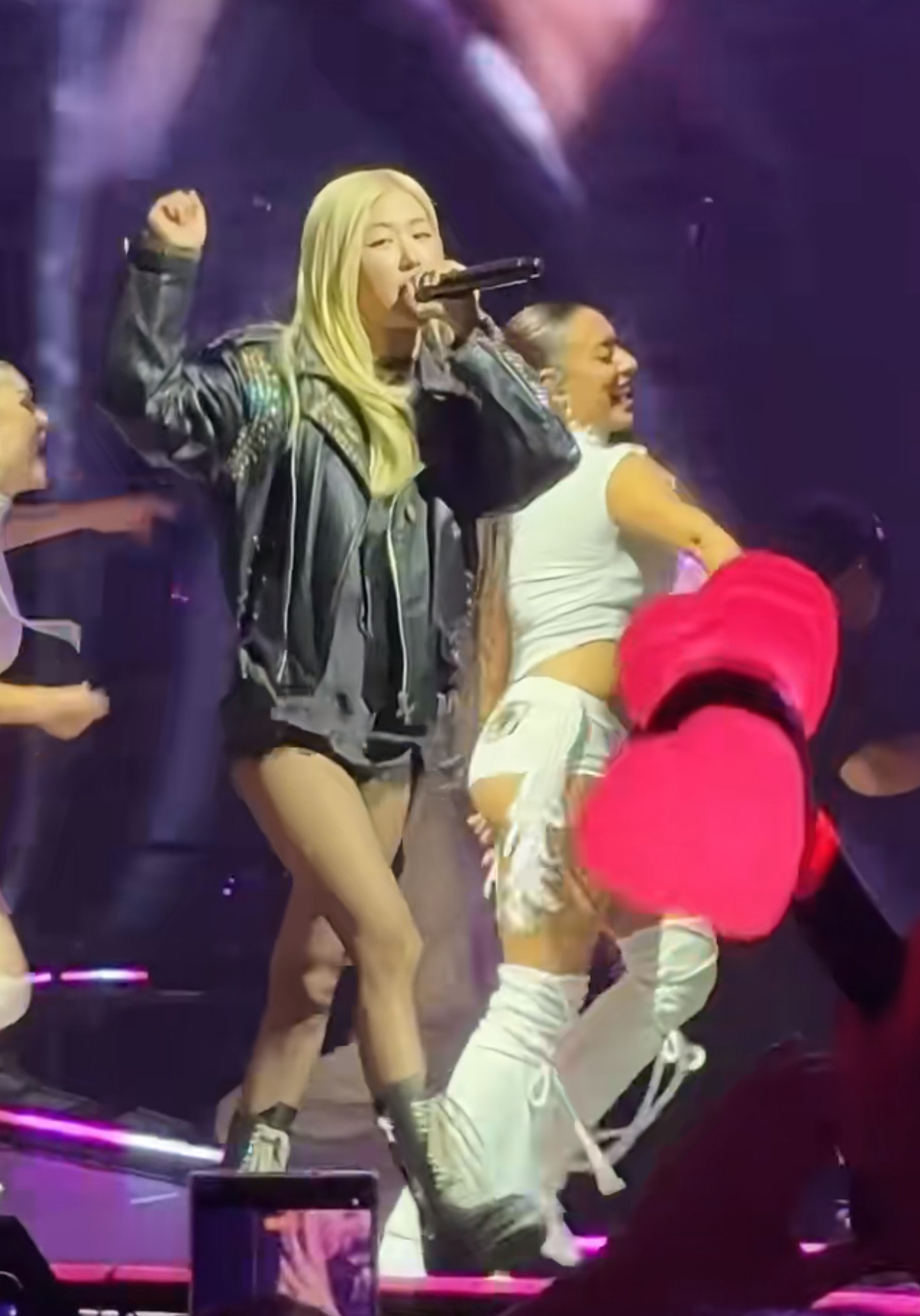 脸跟小腿一样长。。。。。。眼睛。。。纯土著韩国人style，一条缝。。。。