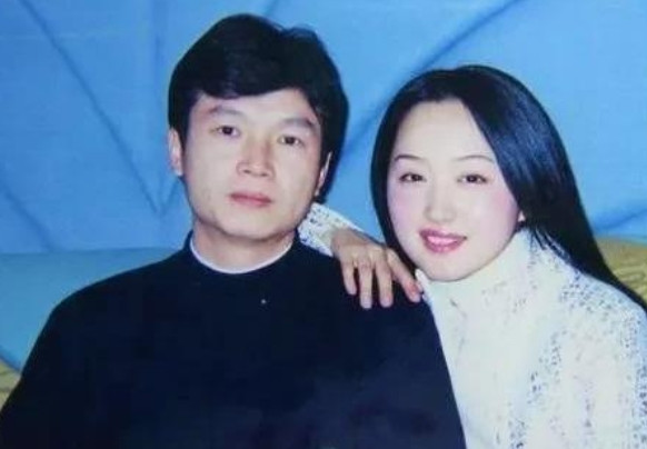 当年，向华胜与杨钰莹共进晚餐，“正牌男友”赖文峰突然闯了进来，拉起杨钰莹，指着向