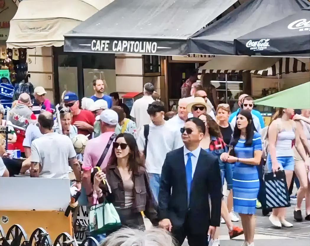 婚变传言傻眼了不是因为没同框不是因为没互动，而是刘强东章泽天韩国开会的画面