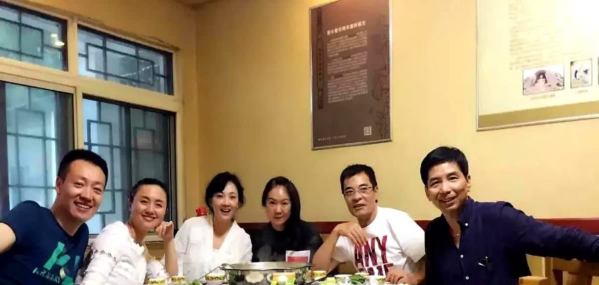 翻到一张老照片，突然被戳到心窝子——朱媛媛、辛柏青夫妇和牛莉、刘威十几年前端午节