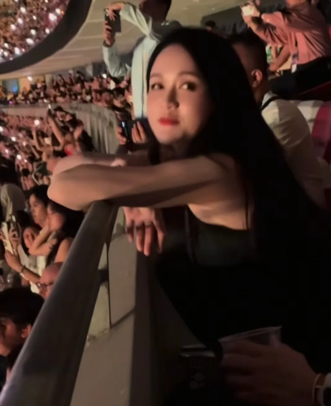 陈乔恩在新加坡看LadyGaga演唱会时秒变粉丝，在楼上看台随音乐舞动，享