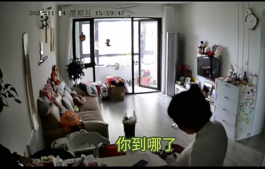 一男子吐槽交往四年的女友，给了36万彩礼，却在家约会情人。这个女子未婚先孕，带着