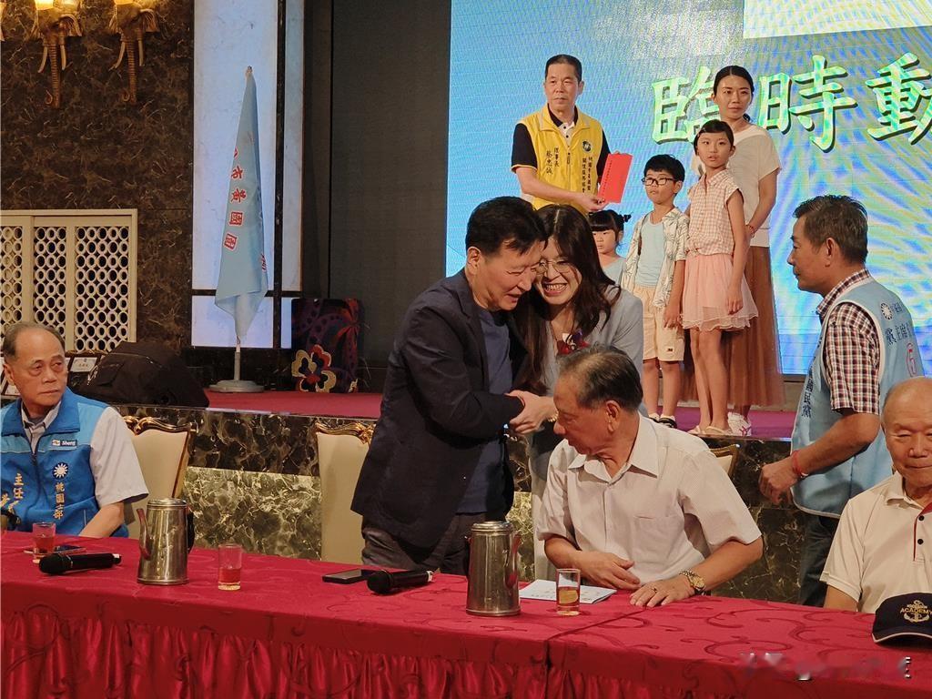 争取黄复兴支持，赵少康、郑丽文桃园同场拜票，网惊问：谁是参选人？黄复兴桃园黄国园