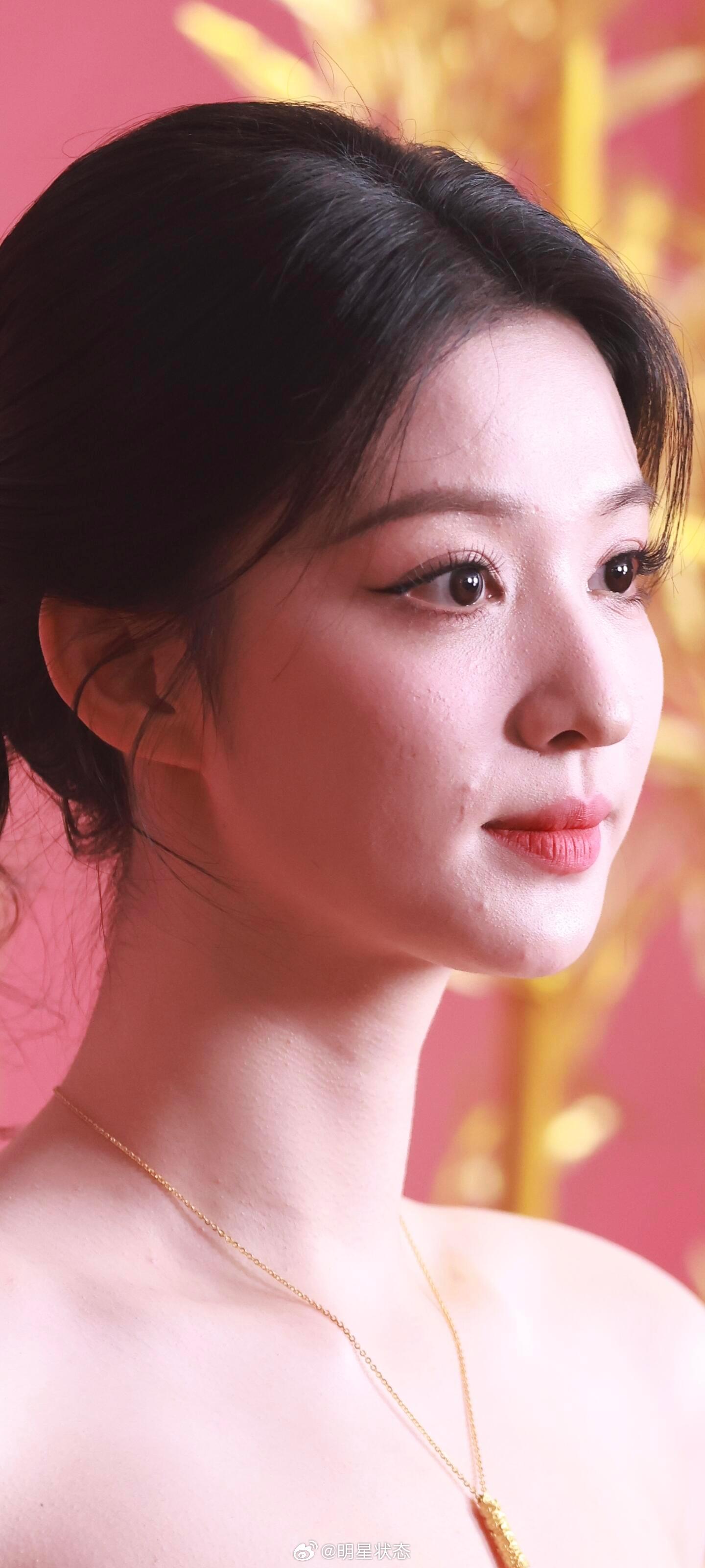 王楚然脸上长痘痘了