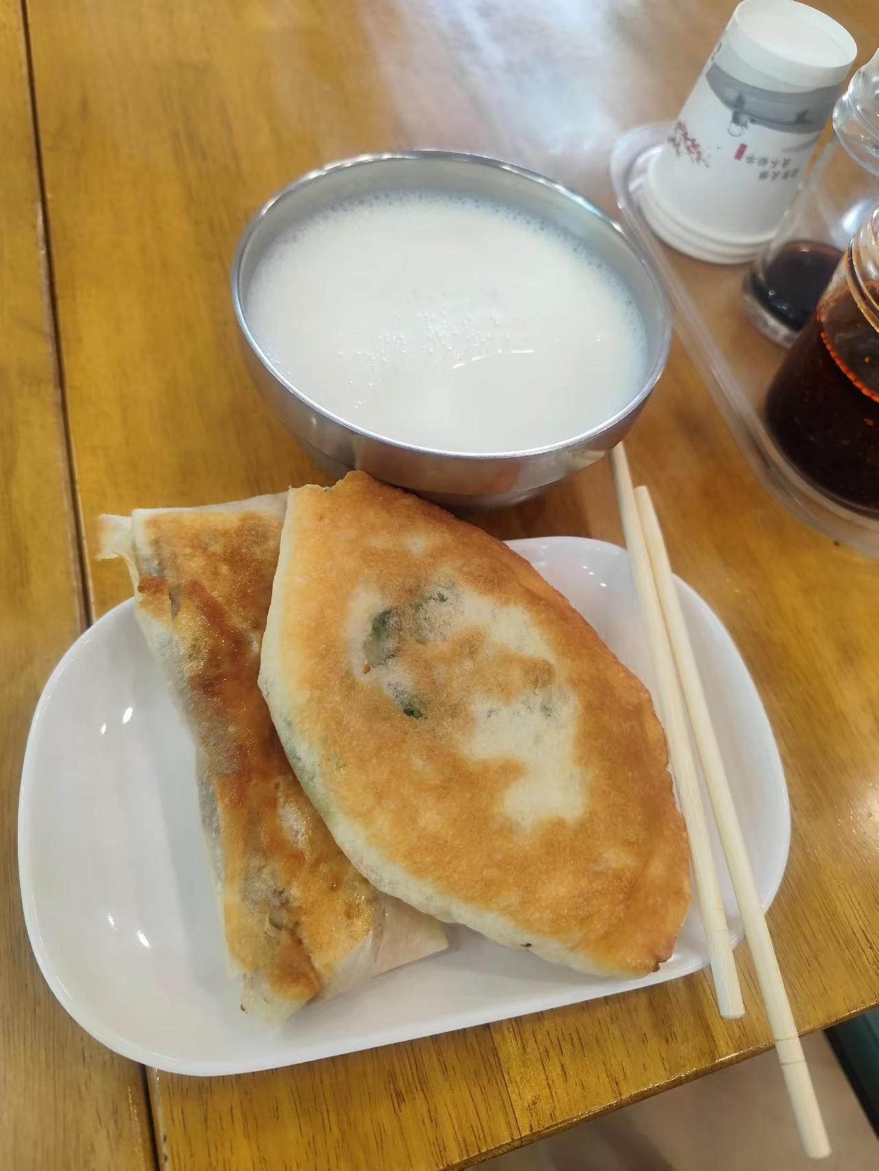 早餐。以前经常来这里吃早饭，有段时间没来了。今天又来这里吃个早饭，一进门给我打饭