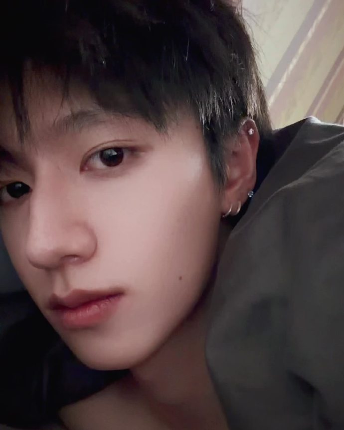 朱志鑫把11月19号的24小时和大家一起过完了，被窝里的朱志鑫，这让我怎么睡啊！