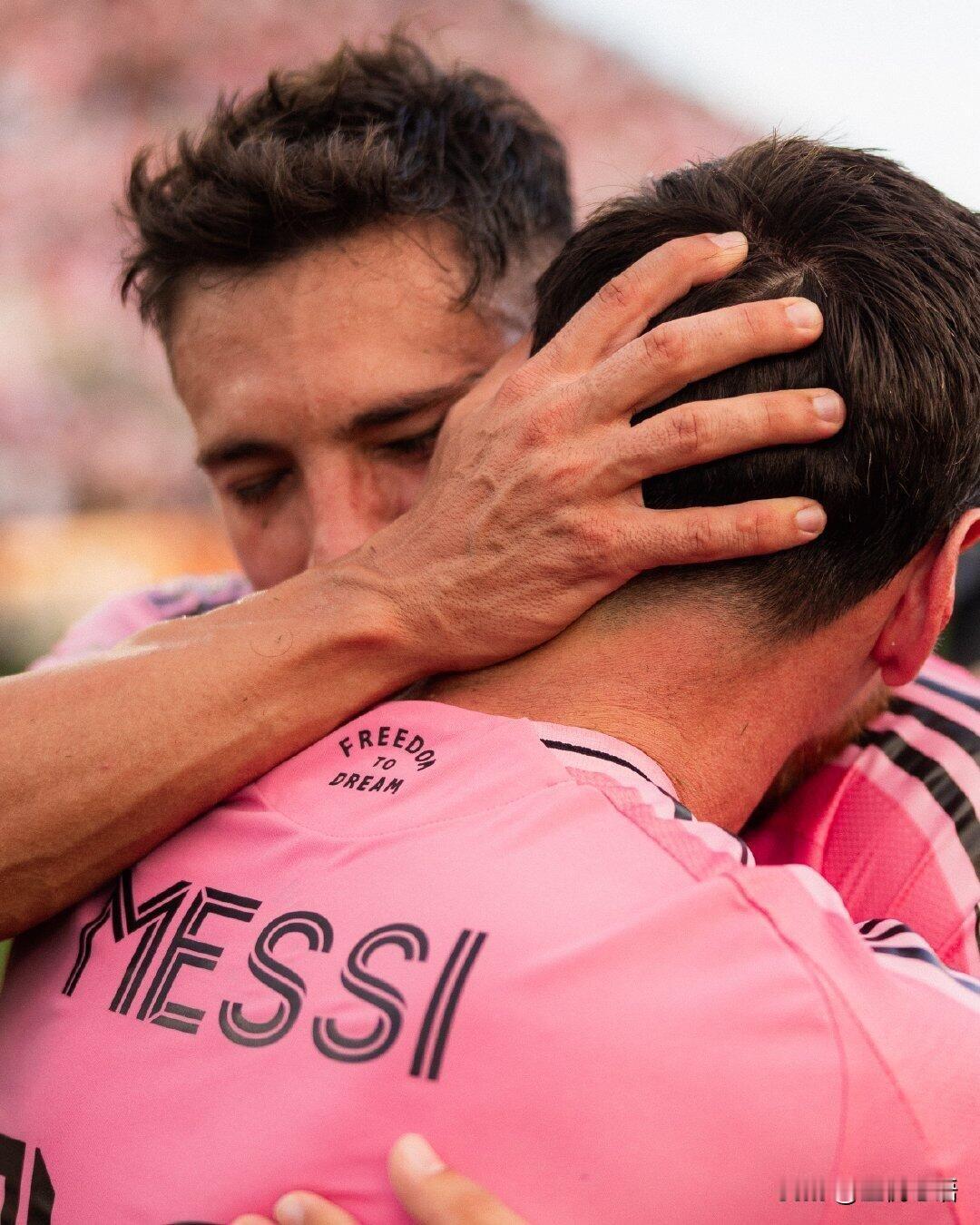 破防了！梅西这波冠军送别太好哭了😭足球界的神仙友情，我直接看泪目！迈阿密