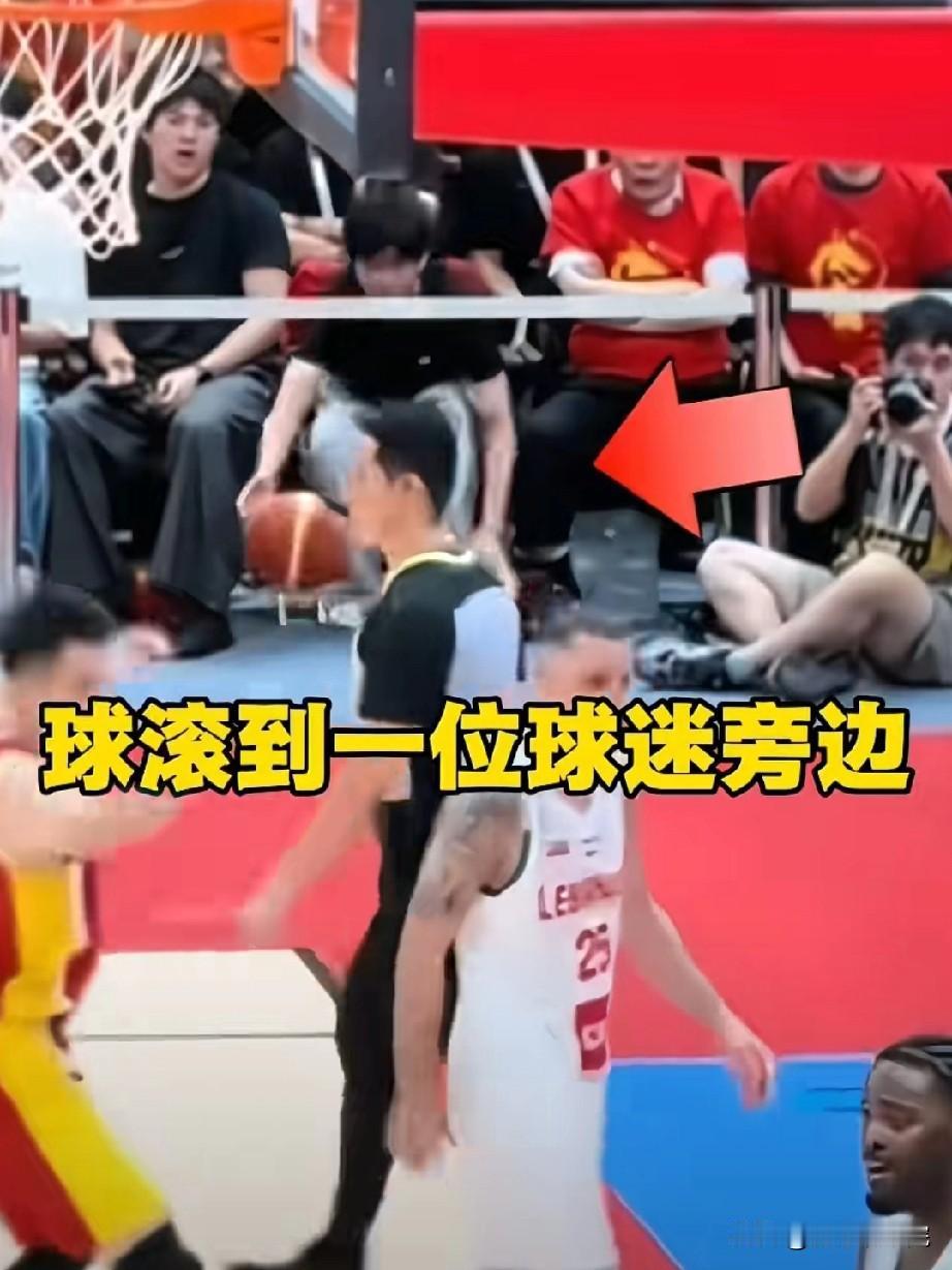 破案了，拿球砸杨瀚森的球迷是赞助商的孩子！难怪敢这么大胆，也难怪有钱坐在第一