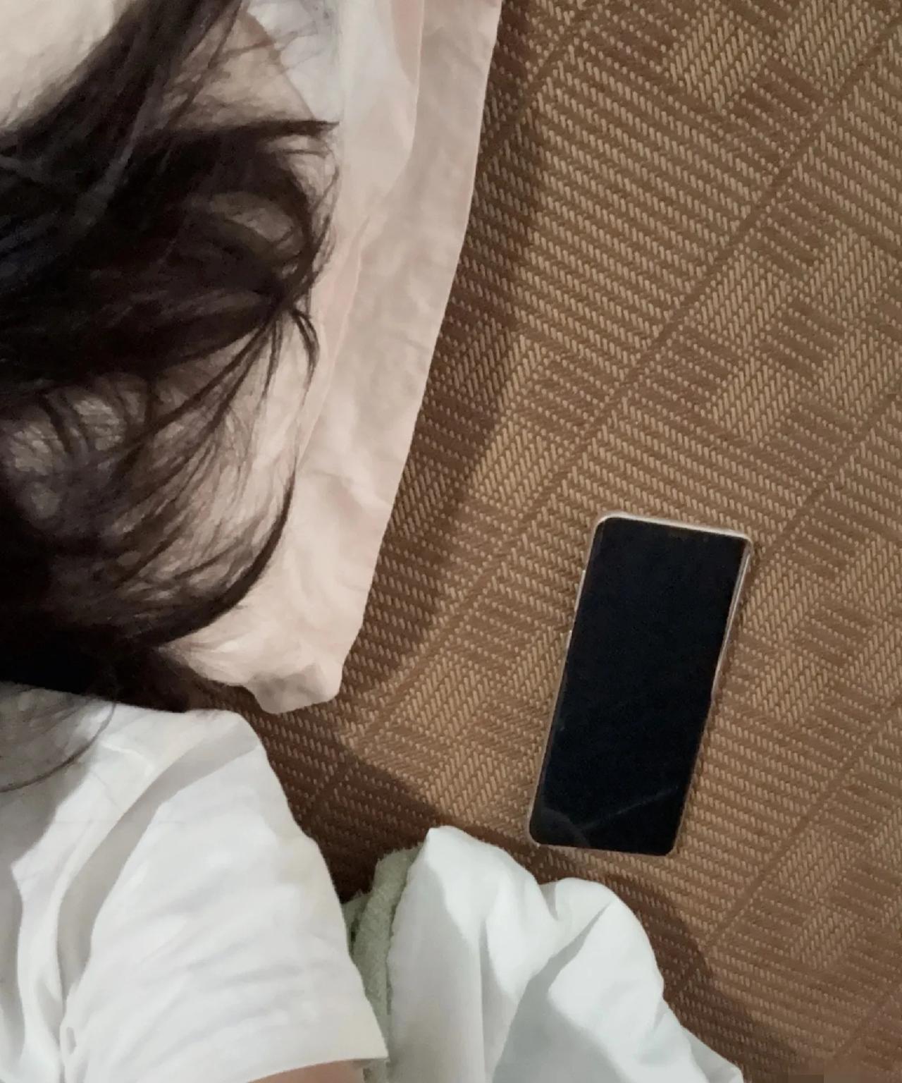 户躺办公室地板的12小时再一次体会传说中嫁出去的女儿没有家永远是外人深