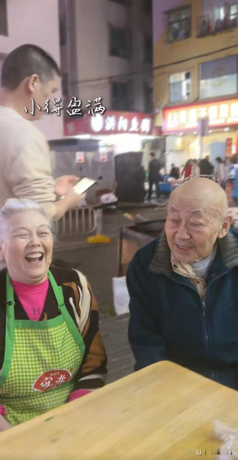 深圳街头，一对年近八十的爷爷奶奶在炒粉，而且是从2000月开始的，至今二十多年了