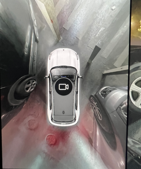 领克01的360影像盲区？靠边停车时，前方有一排立柱，由于太低，目视不到，于是