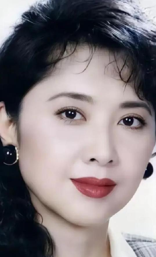 1985年，杨洁导演抓起剧本砸向监视器，指着唐僧大骂。旁边站着披轻纱睡衣的朱琳，