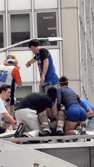 美国黑人脑子咋长的：昏厥获救醒来第一件事就耍流氓，竟要强吻女恩人！在纽约尼克斯队