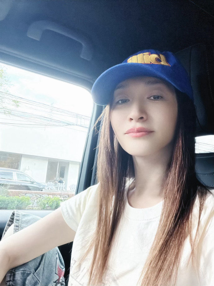 李小冉直接晒300万奔驰大G九宫格，大女主的仪式感果然与众不同✨ ​