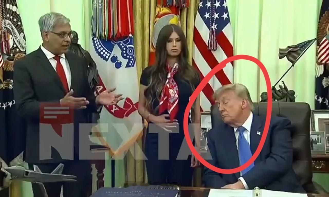 特朗普上班又睡着了！卫生官员白宫汇报，身后还有总统女助理，特朗普往老板椅上一坐，