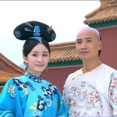能治得了何晟铭的只有早期杨幂2011年金鹰奖期间，记者告知杨幂“何晟铭钦点你拿人