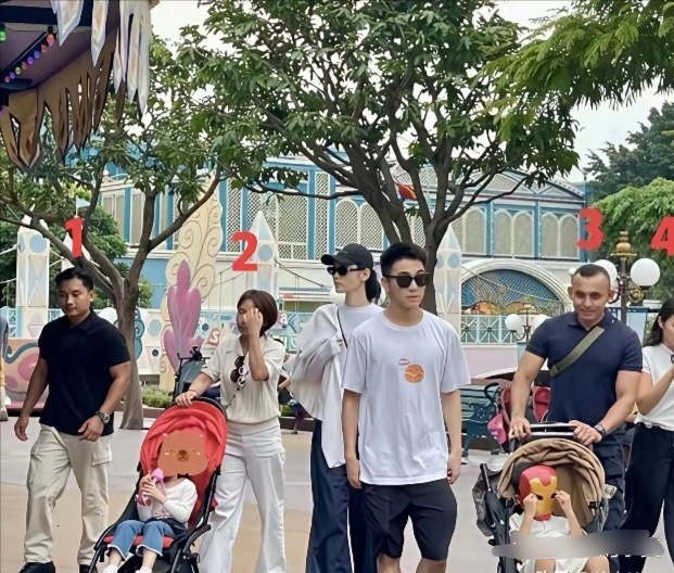 奚梦瑶何猷君一家四口，答谢宴后首次露面，尽管带了2个保姆2个保镖出行，看起来还是