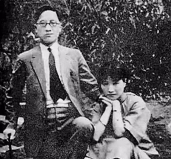 徐志摩死后一年，徐父在给儿子遗孀陆小曼汇生活费时，写了这样的话：你既然已经和翁瑞
