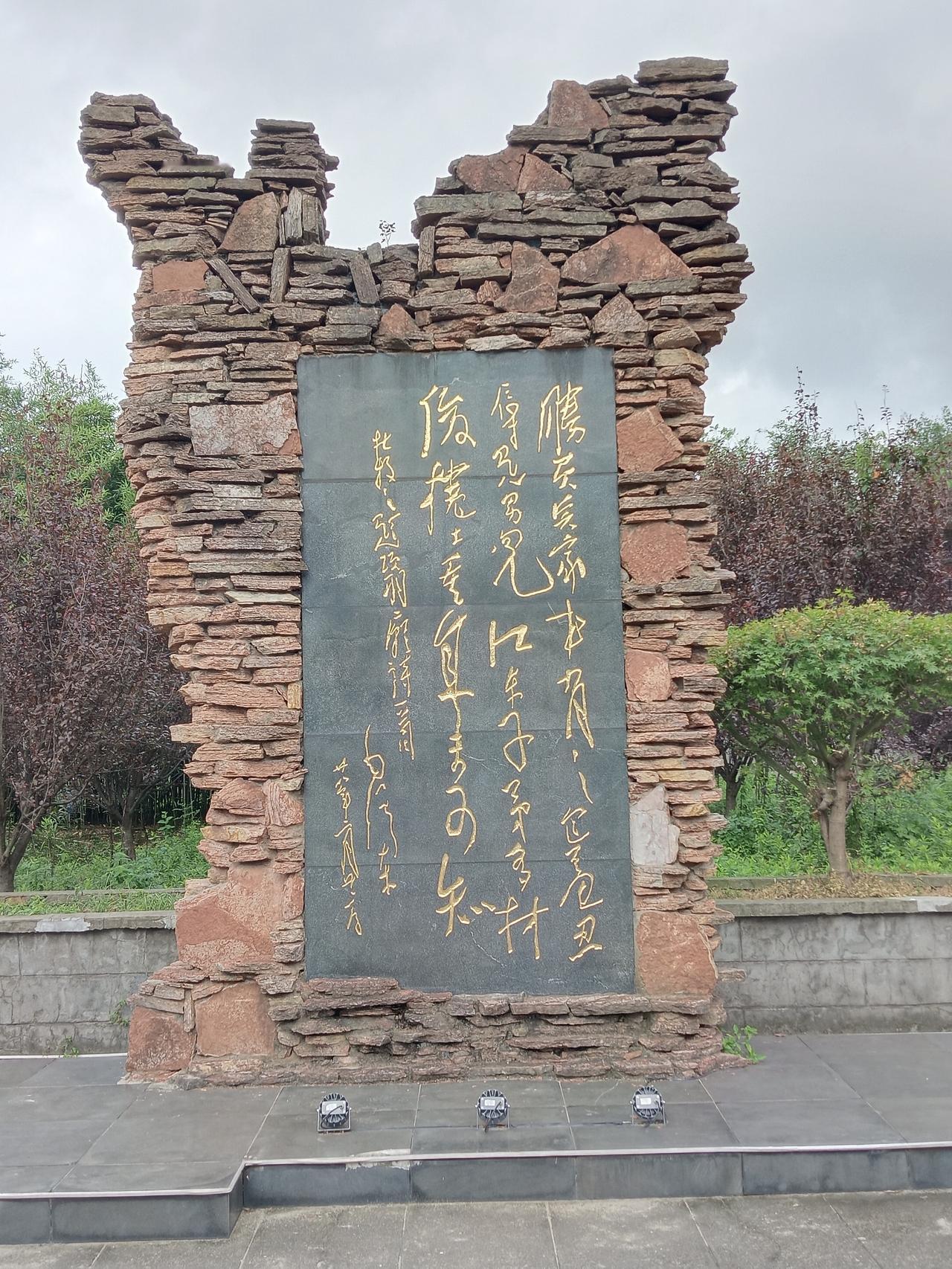 一代枭雄项羽乌江自刎令多少后人唏嘘不已，吟颂他的诗文众多。霸王祠中，我