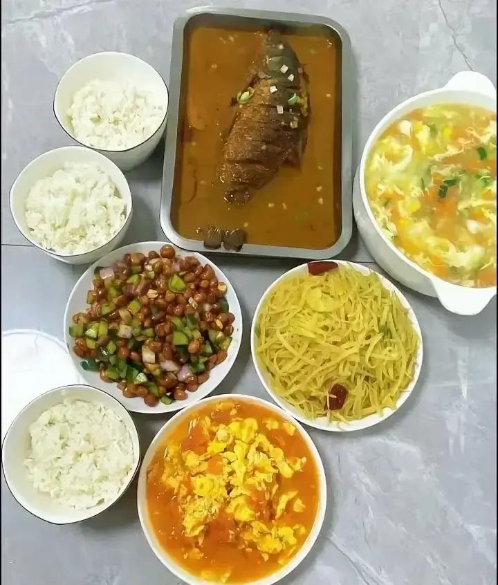 儿媳妇端出红烧排骨西兰花西红柿炒蛋凉拌黄瓜配紫菜汤，三双筷子刚摆好，婆婆扫一眼直