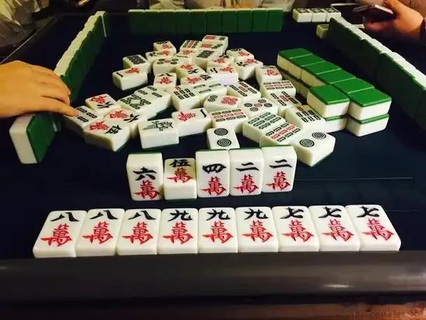 山东有个大姐打牌整出个又沙雕又好笑的名场面。打着半截突然想上厕所，可手里的牌她压