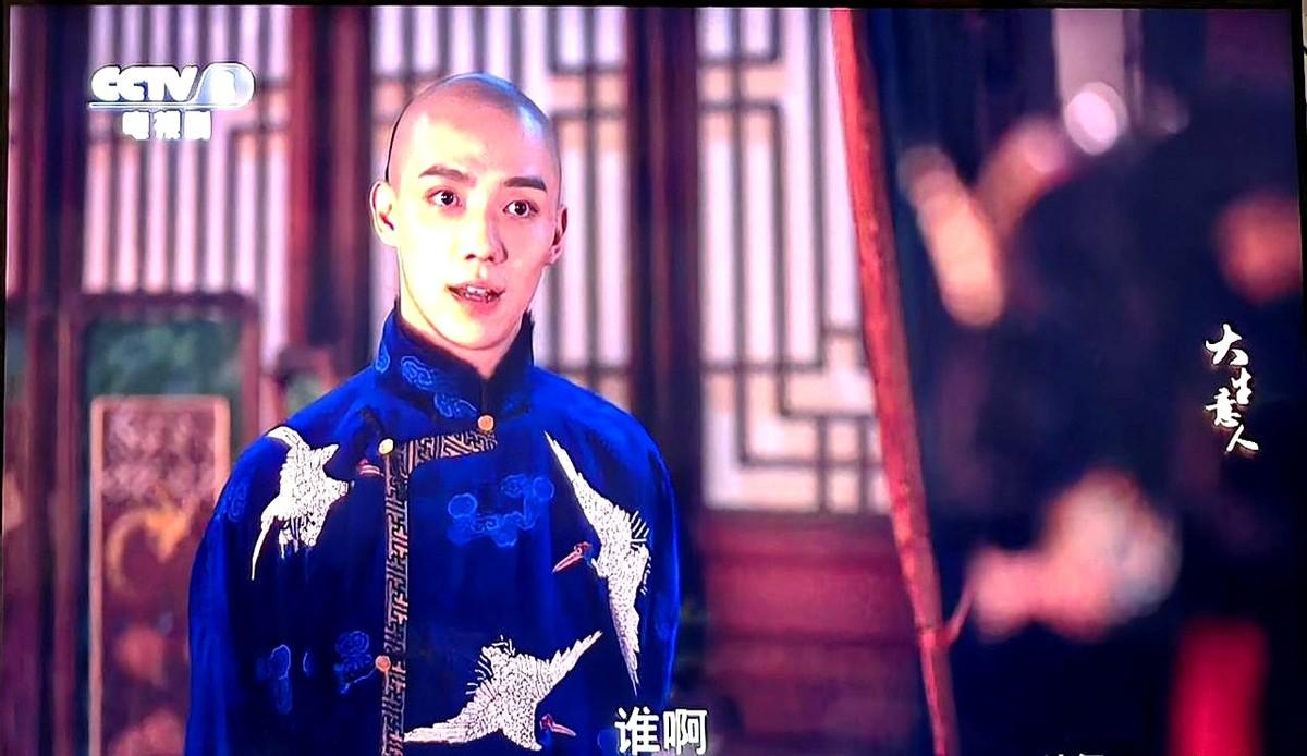 全剧数他最亮了，每次一出来，两个大眼睛瞪得溜溜圆。我真以为《大生意人》里的李