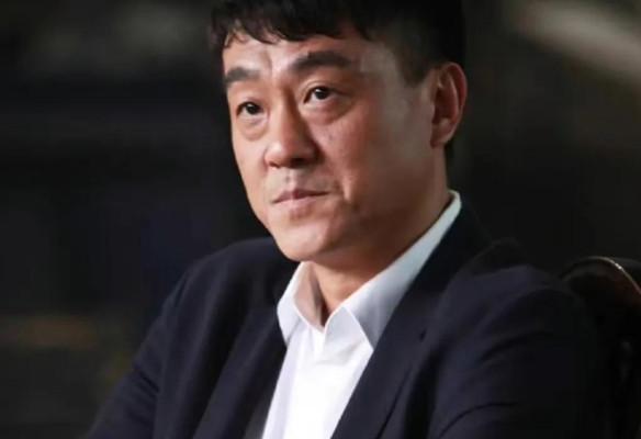 1998年，30岁的何冰娶了同学李海洋。在人艺干了7年的何冰一分钱积蓄也没有。妻