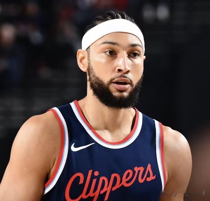 ESPN名记文霍斯特在节目中，谈及本-西蒙斯的最新动态。文霍斯特表示：“联盟