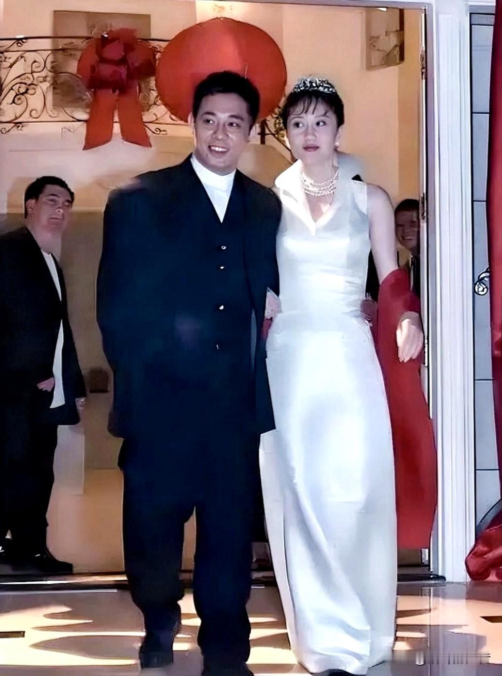 大家想看，当年的利智和李连杰结婚时，利智是多么的漂亮吗？这张照片是摄于一九九九
