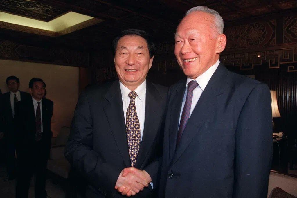 联合早报今天报道：“中国国务院前总理朱镕基在担任上海市长和总理任内先后三次访问新