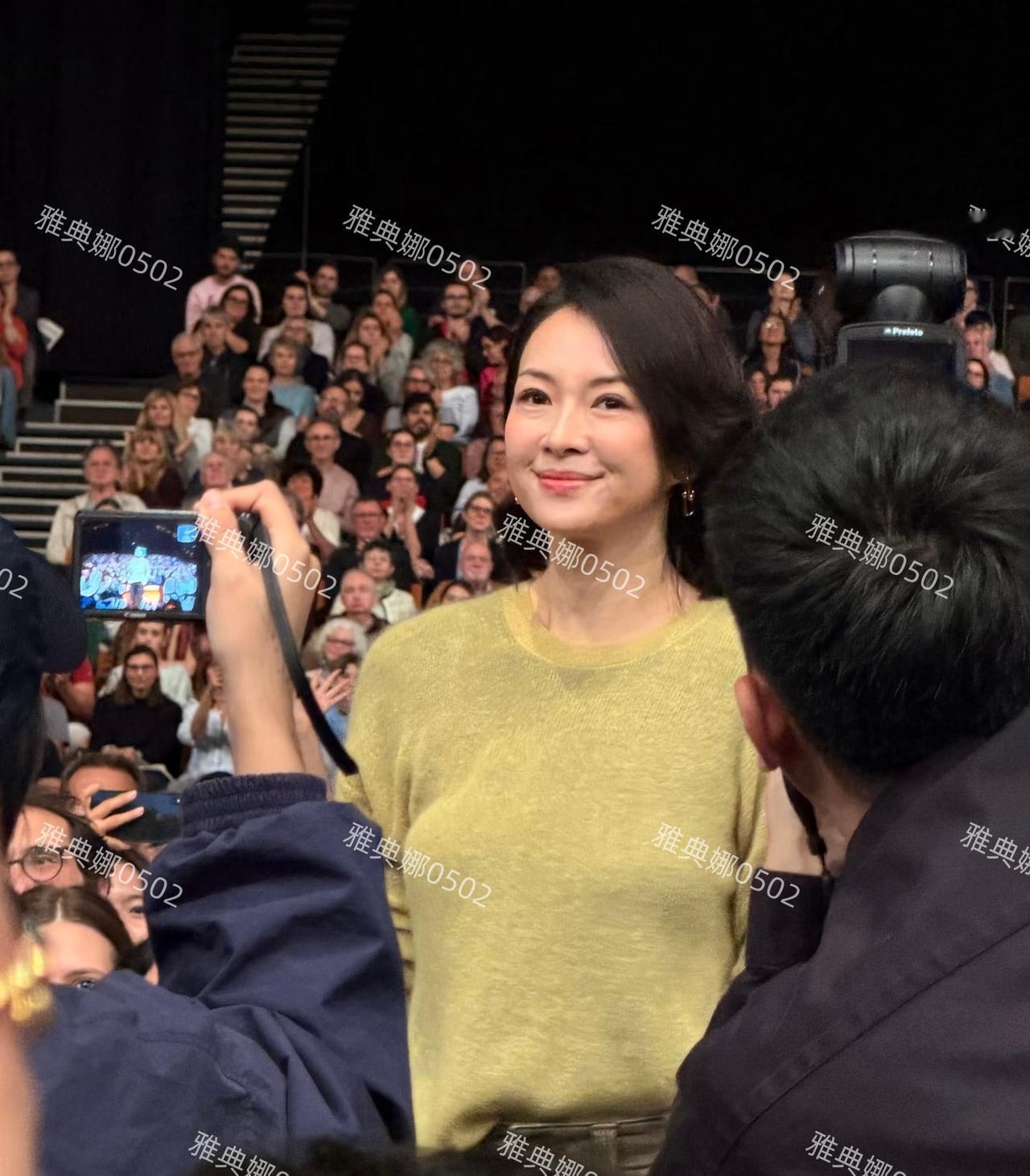 章子怡法国得大奖可喜可贺，但她的脸咋回事儿？苹果肌鼓鼓的，整张脸像充了气一样膨得