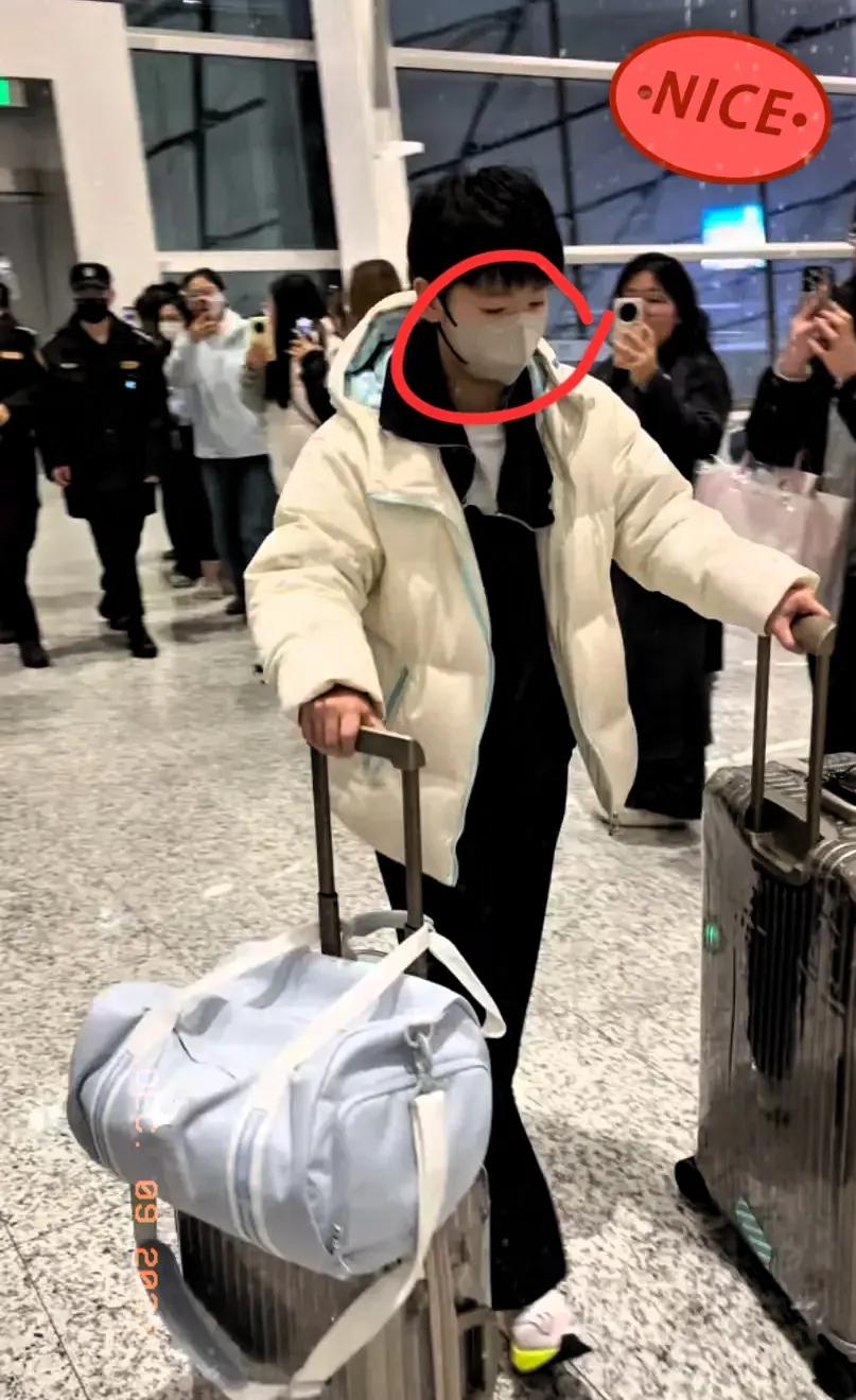 孙颖莎参加香港WTT总决赛，外套3000多的已经售罄了。连她戴的5D系列