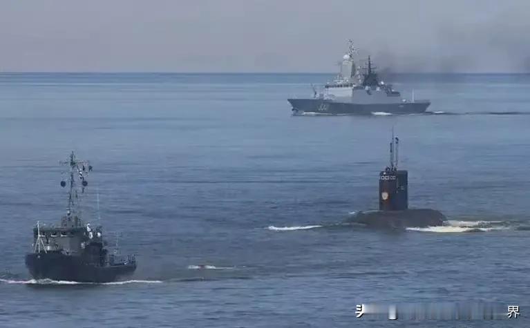 美军当着俄潜艇的面，将俄罗斯油轮扣押，这事看着很憋屈，但实际上俄罗斯的克制是对的