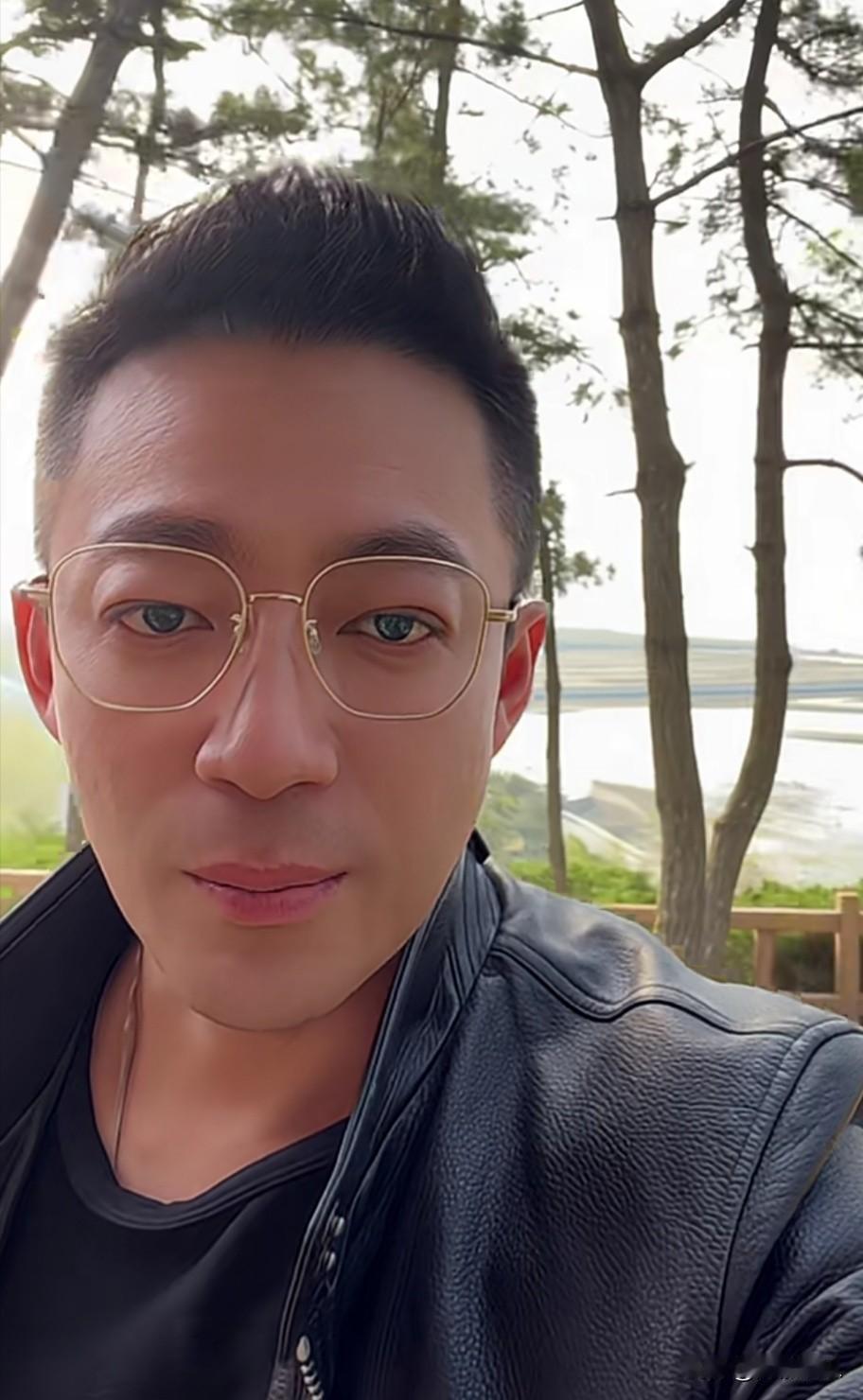 汪小菲学聪明了主动要求带着孩子回老妈张兰家，这一举动挽回了不少口碑。张兰也是给面