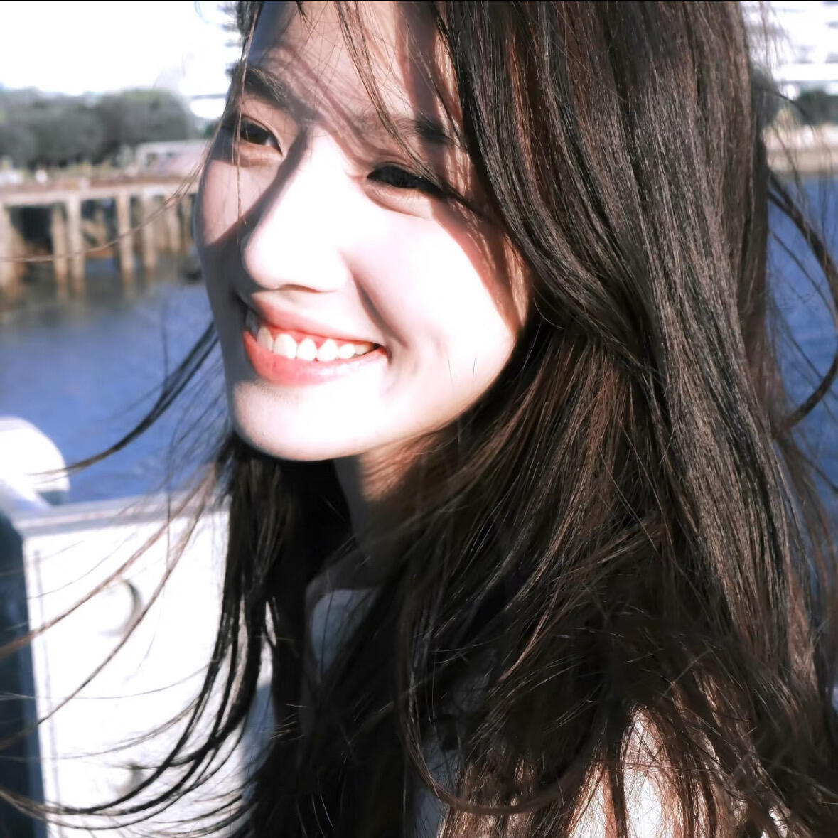 卢昱晓图像平静又温柔的女孩~