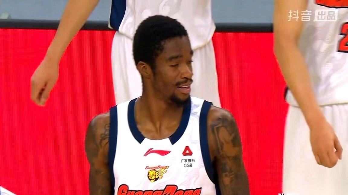 上海对广东，分差已经拉到两位数。球场上的气氛，比分差还让人窒息。广东队这边，每