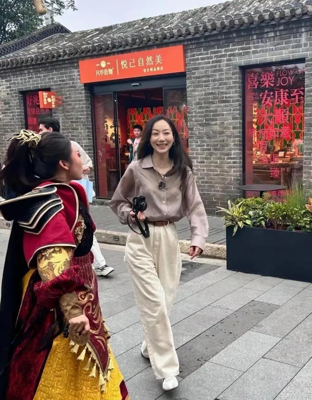 6月18日，韩雪打卡山西应县木塔，她长发及腰，身材凹凸有致，气质碾压众人！韩雪